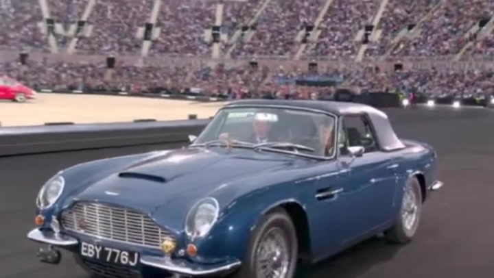Prins Charles open Statebondspele wat Aston Martin bestuur