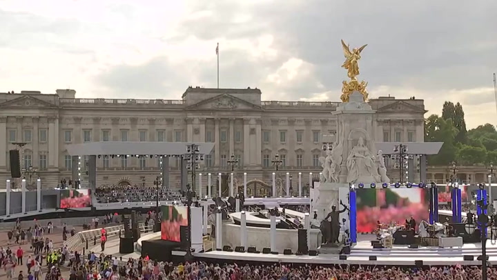 Crowd sings Sweet Caroline in front of Buckingham Palace for Queen’s Platinum Jubilee