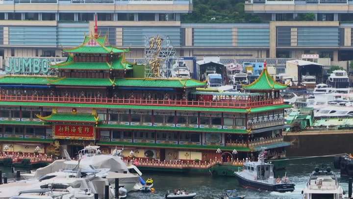 Hong Kong floating restaurant towed away after 46 years
