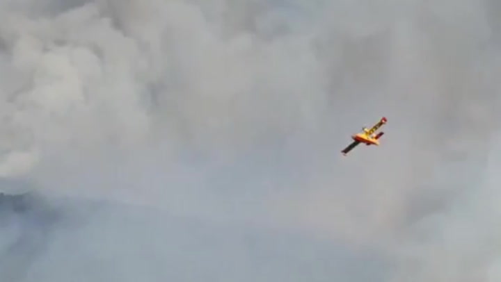 Plane drops thousands of gallons of water on major wildfire in southern France