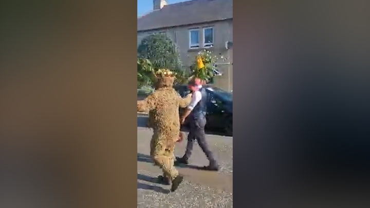 Man dresses head-to-toe in flowers to walk seven miles for Scottish tradition