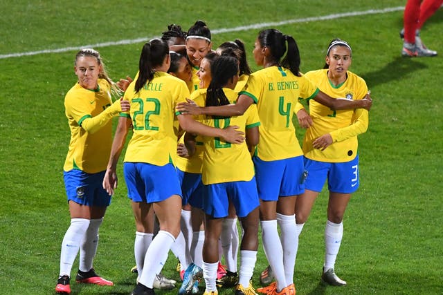Marta, de Brasil, es felicitada por sus compañeras tras marcar