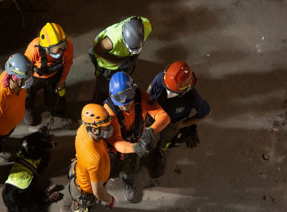 Rescatistas buscan señales de vida en un edificio destruido por una explosión que sacudió al Líbano.