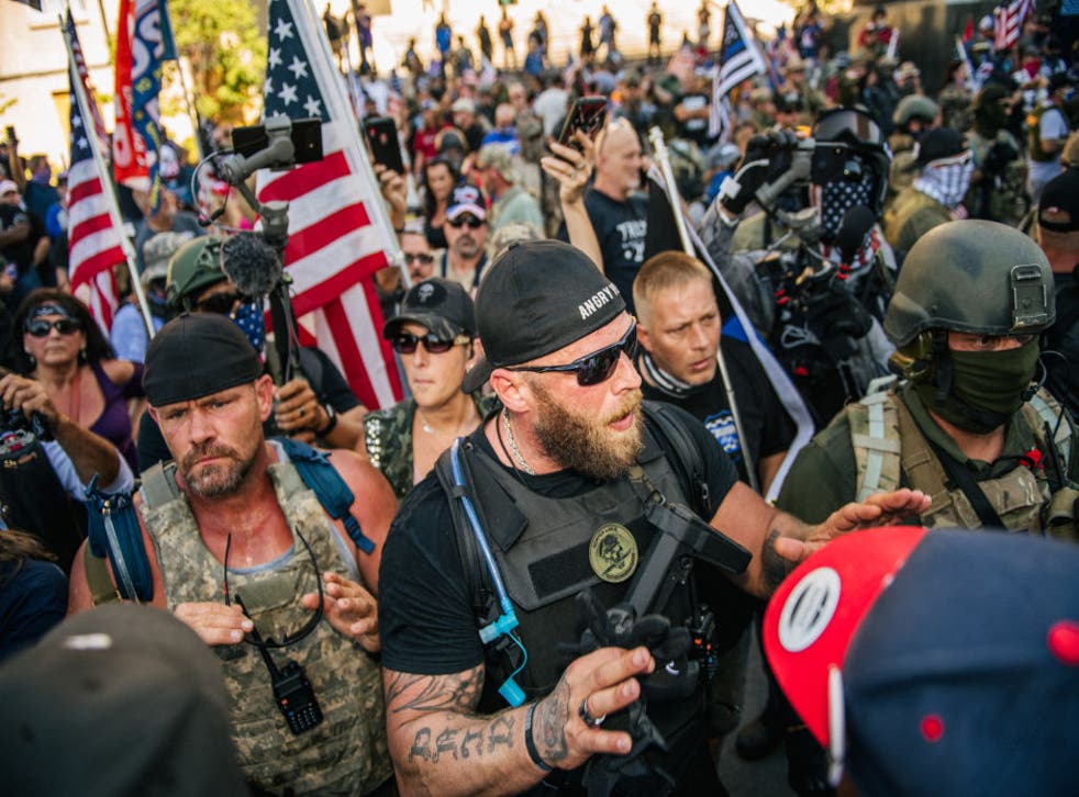 Un manifestante de derecha habla con manifestantes de izquierda frente al Louisville Metro Hall el 5 de septiembre de 2020 en Louisville, Kentucky. Antes del Derby de Kentucky