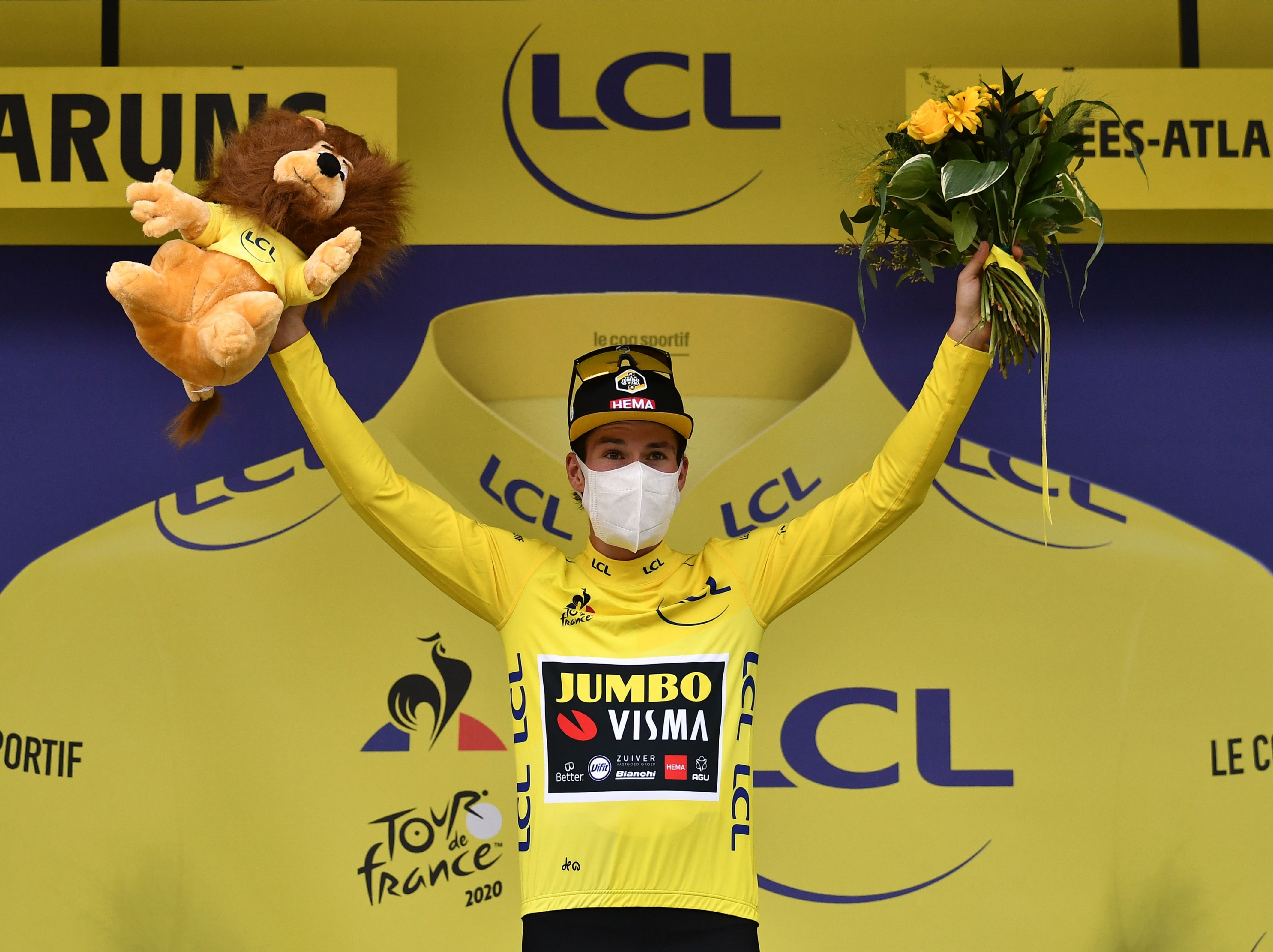 Primoz Roglic took the yellow jersey from Yates