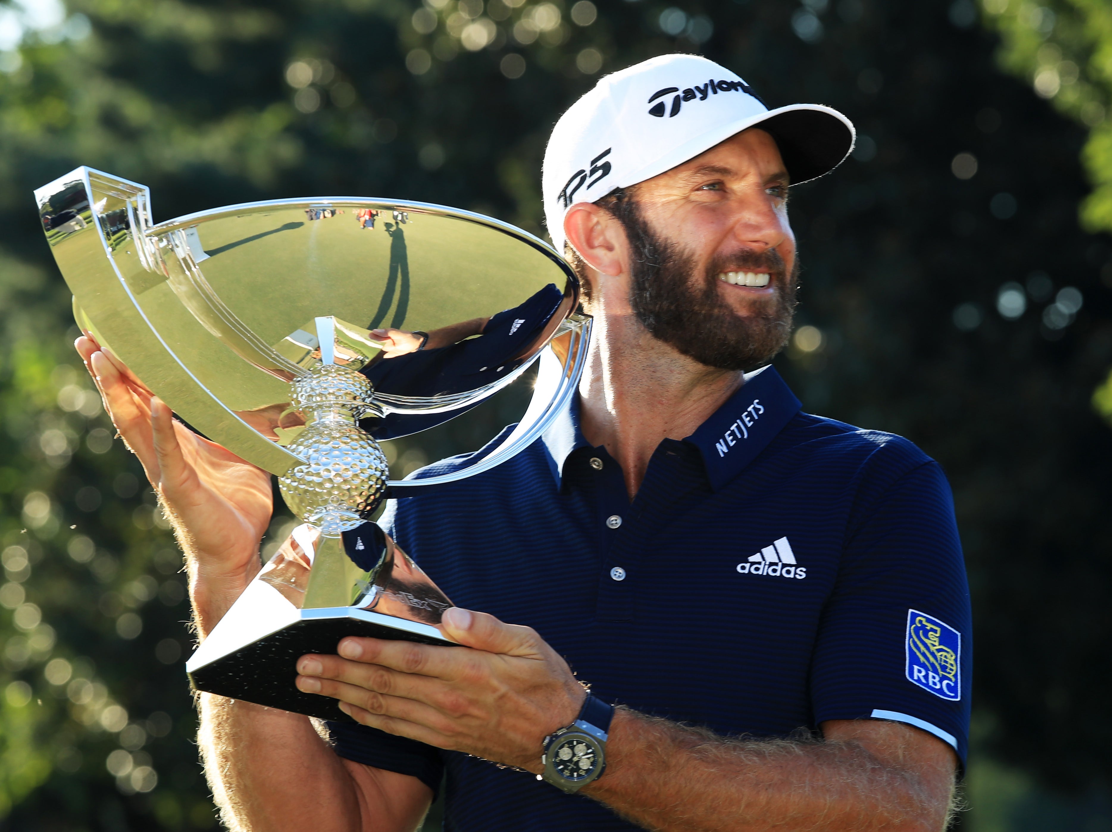 Dustin Johnson with the FedEx Cup trophy
