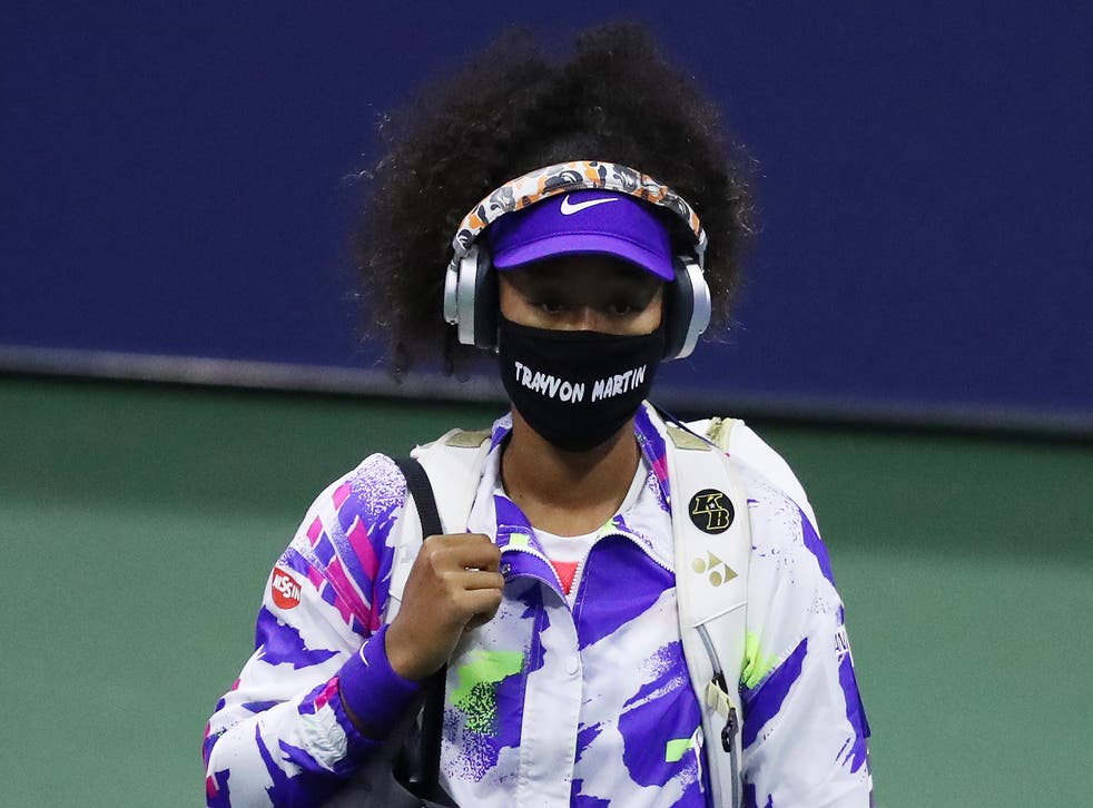 Naomi Osaka apareció con un cobrebocas que trae el nombre de Trayvon Martin.