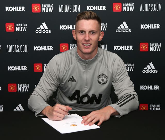 Dean Henderson posa después de firmar un nuevo contrato con el club