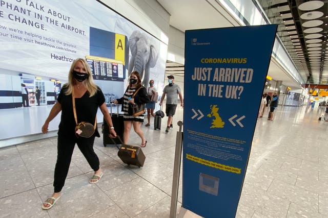 Los pasajeros llegan al aeropuerto de Heathrow desde la isla griega de Mykonos, horas antes de que entre en vigor la cuarentena de las 4 am.