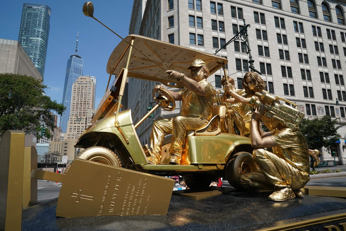 Living Statue Portraying Trump And Fox News Hosts Desecrating War Dead And Covid 19 Victims Graves Appears In Nyc The Independent Welcome to the official site of the trump statue initiative. living statue portraying trump and fox