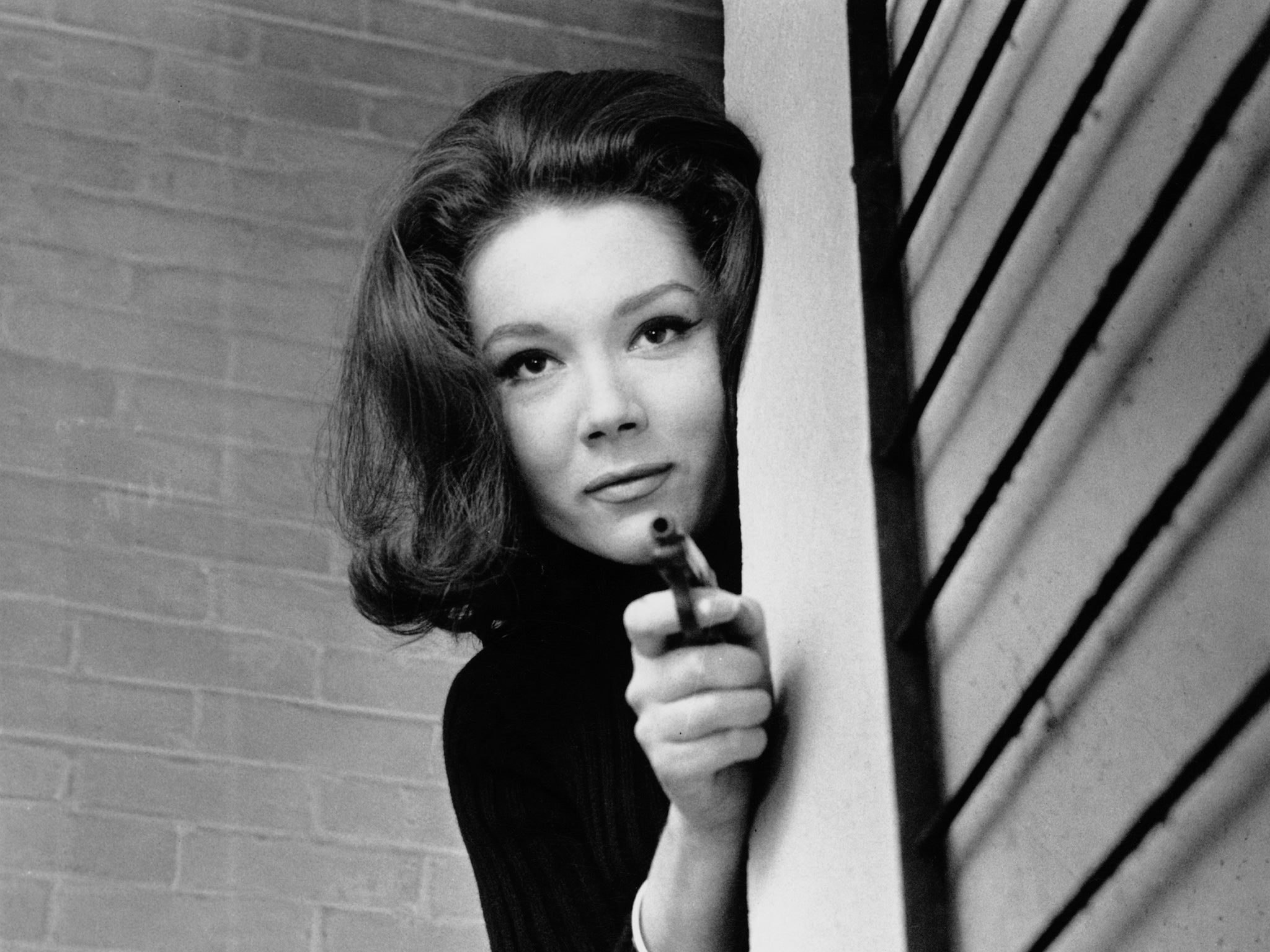 La actriz inglesa Diana Rigg en el papel de Emma Peel en la serie de televisión "Los Vengadores"