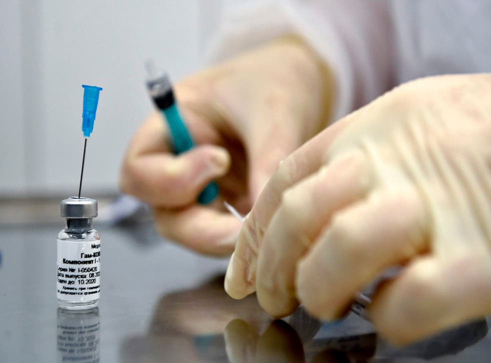 AstraZeneca había dicho que una paciente desarrolló síntomas neurológicos graves que obligaron a poner en pausa las pruebas.