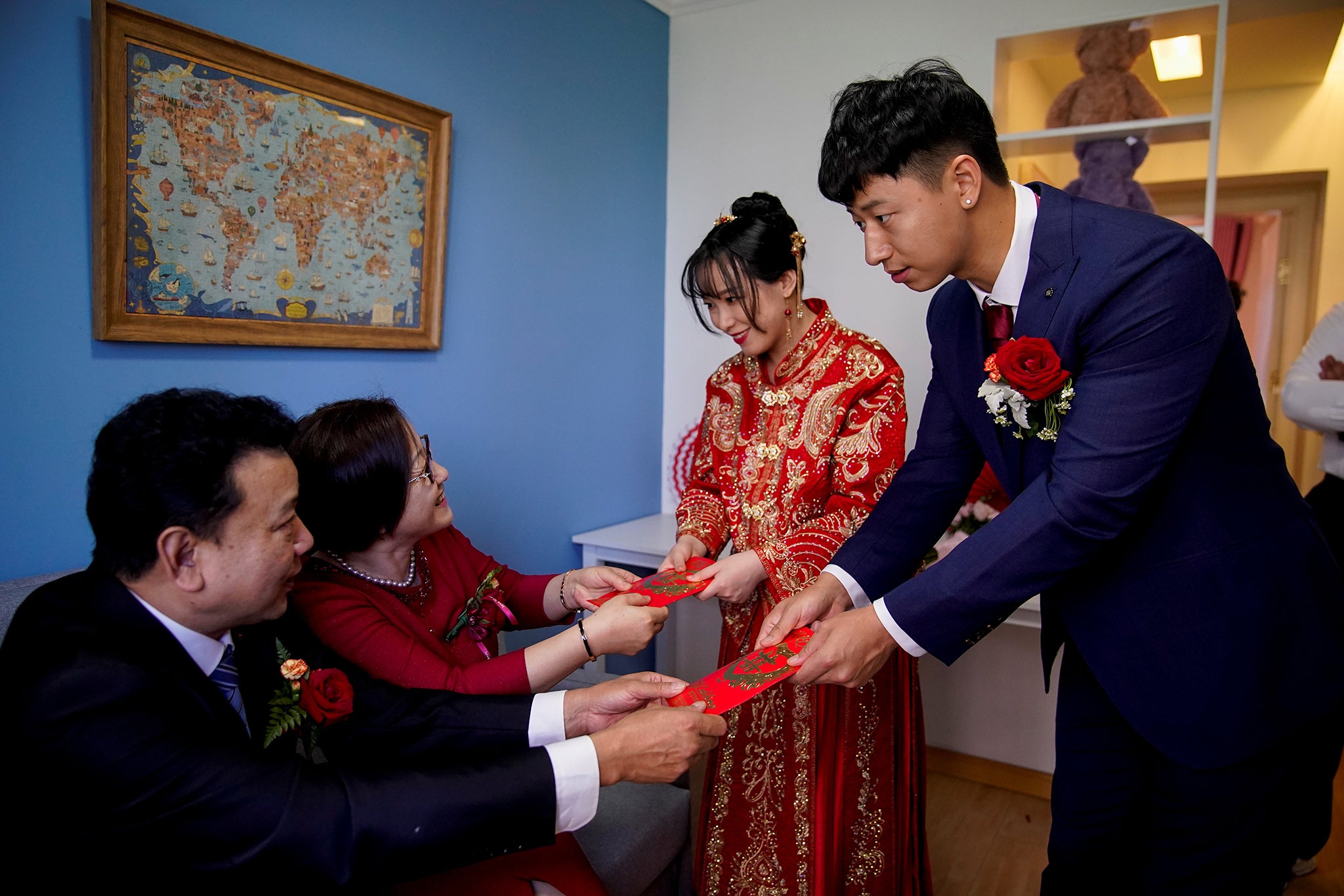 Pan Wenjun and Wei Jiawen receive red envelopes from Pan's parents on the day of their wedding