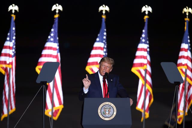 Donald Trump habla durante un mitin de campaña en el aeropuerto de Minden-Tahoe el sábado 12 de septiembre