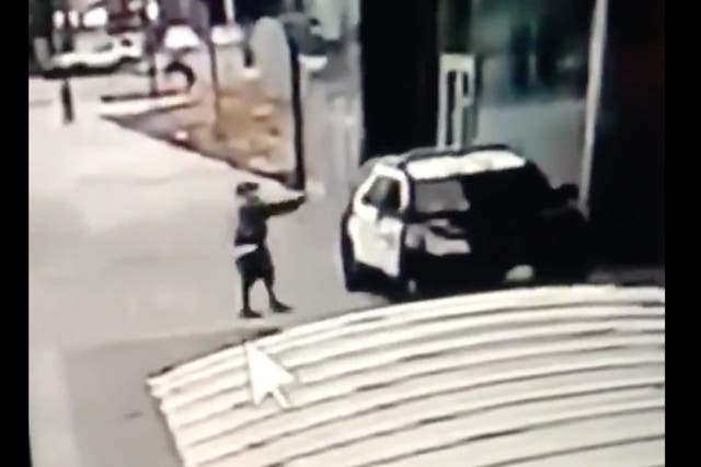 Imágenes muestran a dos policías recibiendo disparos a quemarropa en Compton