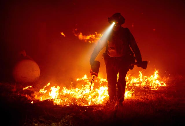 Los bomberos están combatiendo cientos de incendios en tres estados