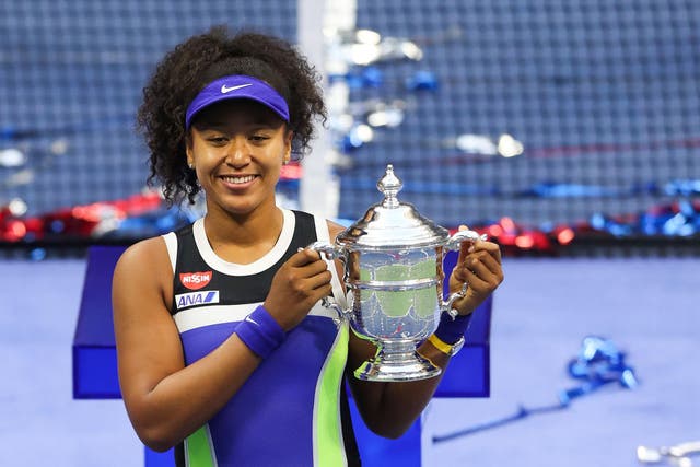 Naomi Osaka celebra con el trofeo después de ganar la final femenil del US Open