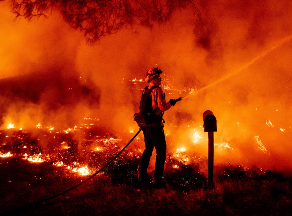 El incendio Bobcat destruyó el Centro de Información del Área Natural Devil’s Punchbowl, una maravilla geológica que atrae a unos 130,000 visitantes por año