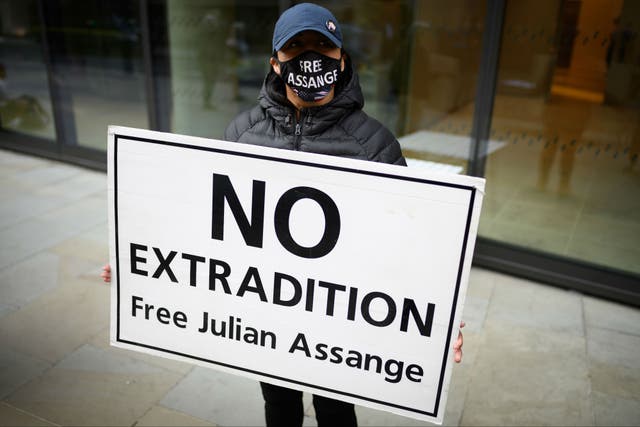 Los partidarios de Julian Assange dicen que no debería ser enviado a Estados Unidos.