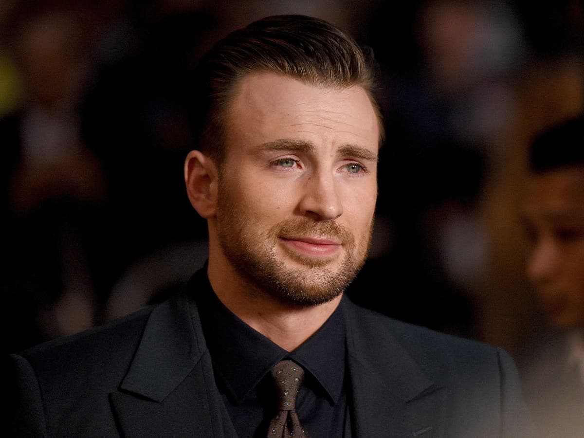 Chris Evans pokes fun at accidental nude photo leak by encouraging people to vote