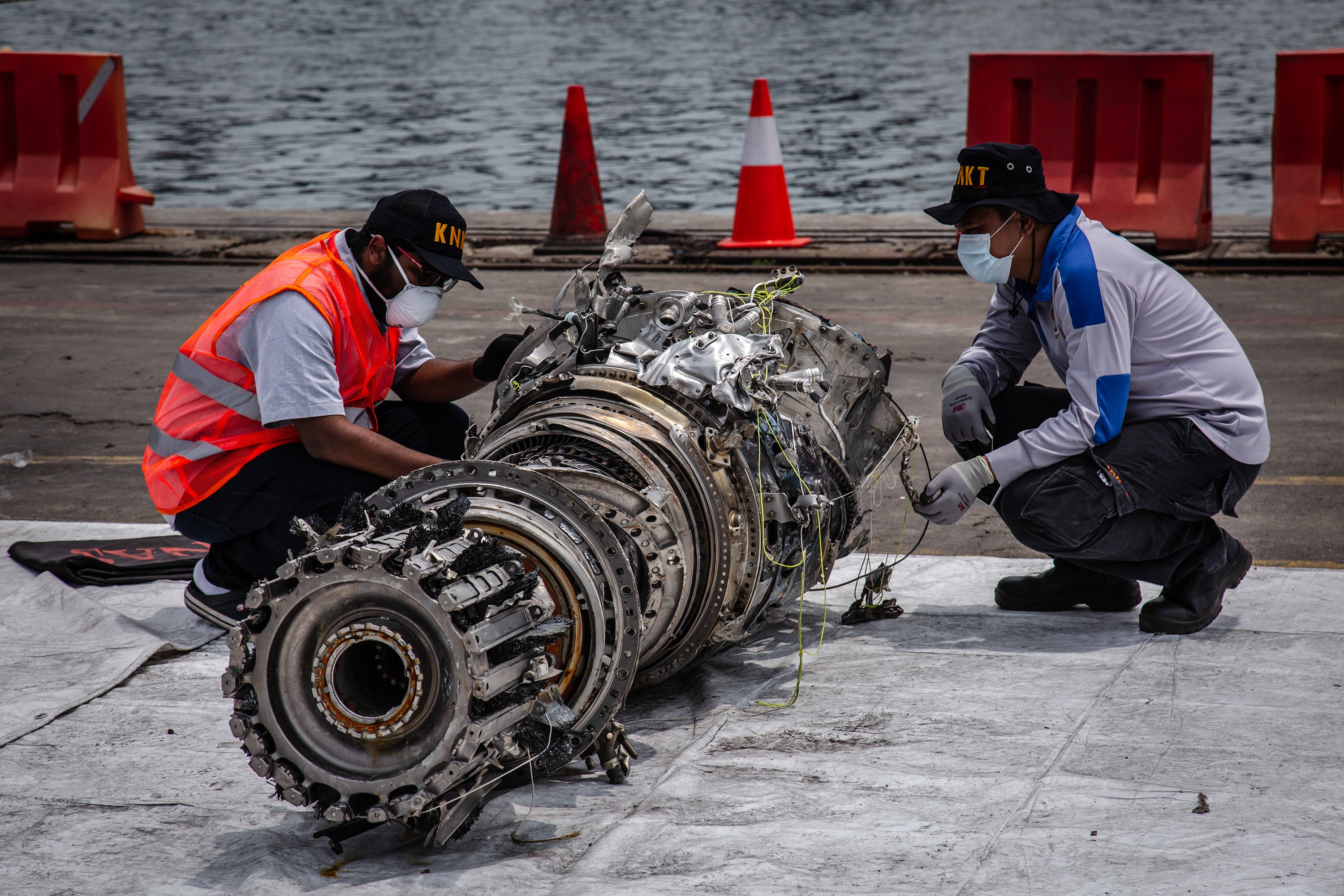 Indonesian investigators inspect the wreckage of an engine from the fatal Lion Air Flight JT 610 recovered from the sea at the Tanjung Priok in November 2018