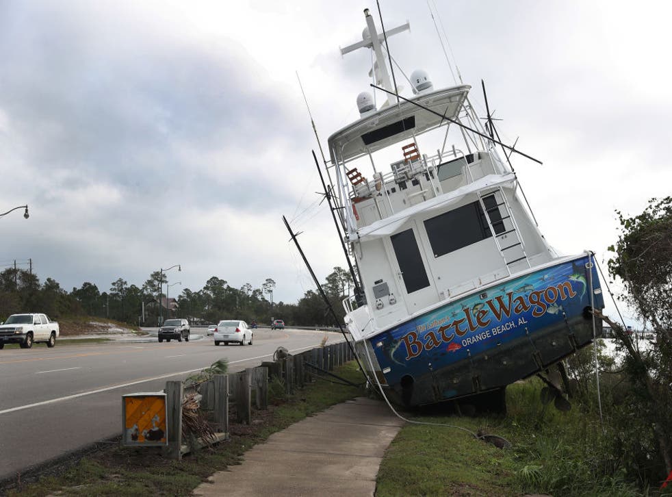 Imagen de un bote en Florida que terminó en el borde de la carretera debido al paso de Sally.