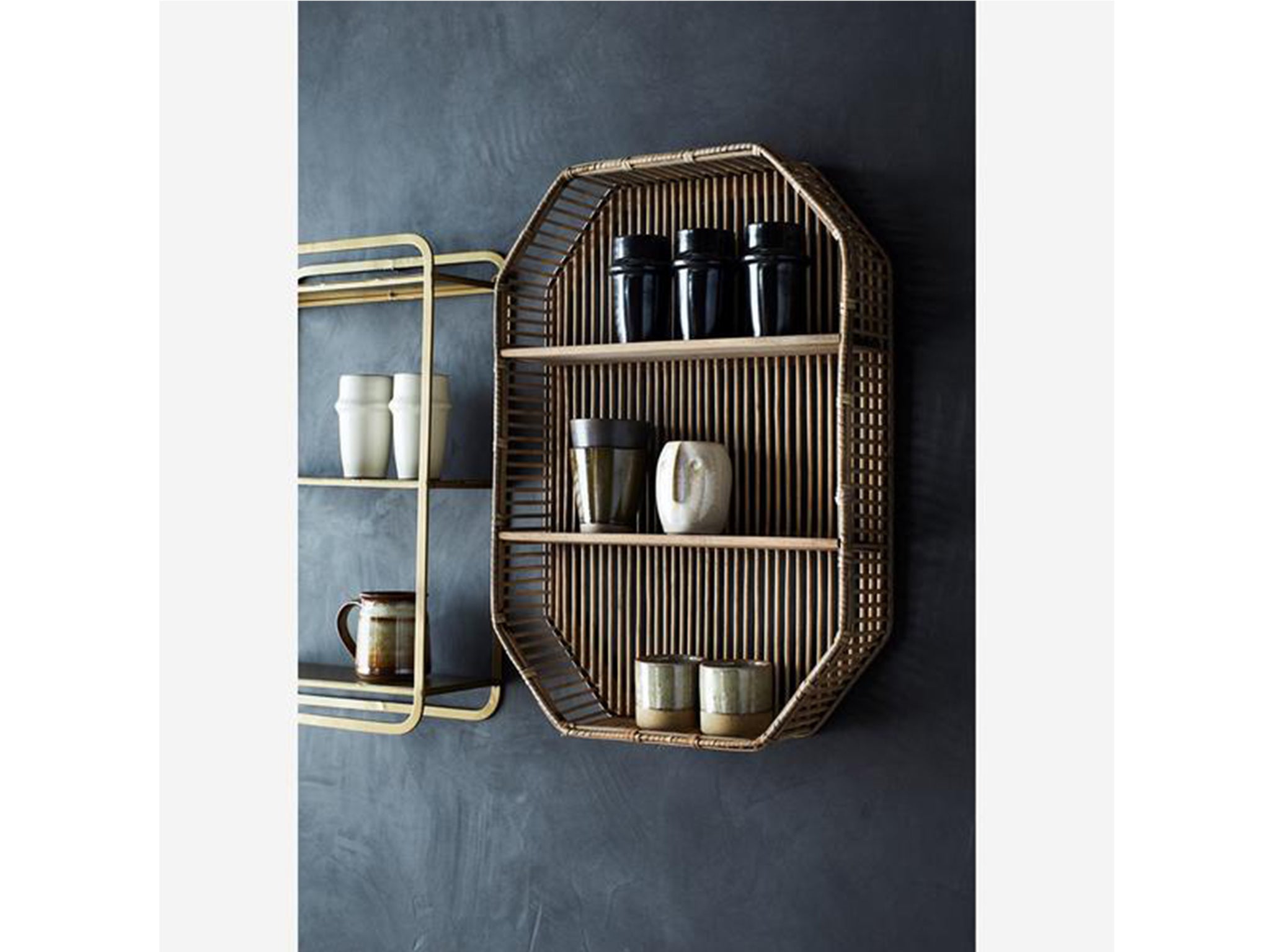 Keep your space free from clutter with this stylish shelf