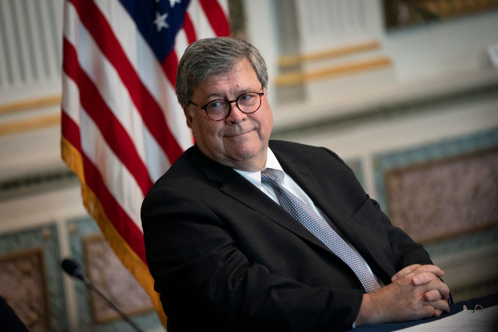 El fiscal general William Barr criticó a los demócratas por preocuparse de que Donald Trump se niegue a dejar el cargo si Joe Biden es declarado ganador en noviembre.