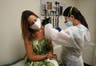 Mujeres tienen menos intención de vacunarse contra el coronavirus