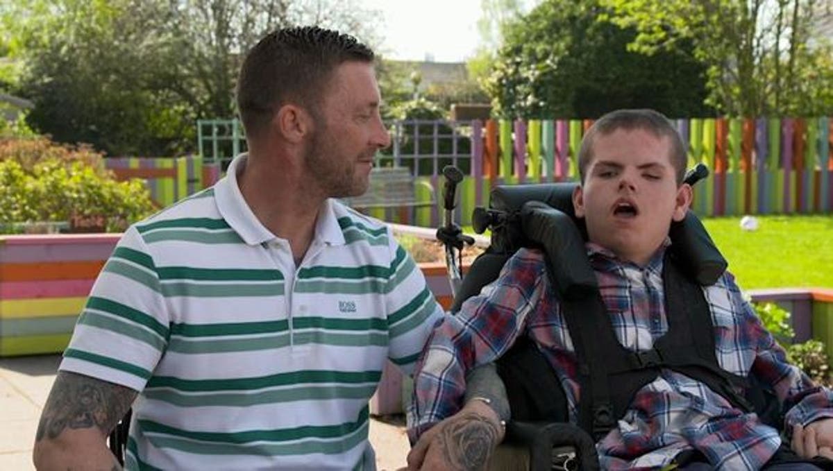 Diy Sos Nick Knowles Pays Tribute To Former Star Who Died After Episode Aired The Independent