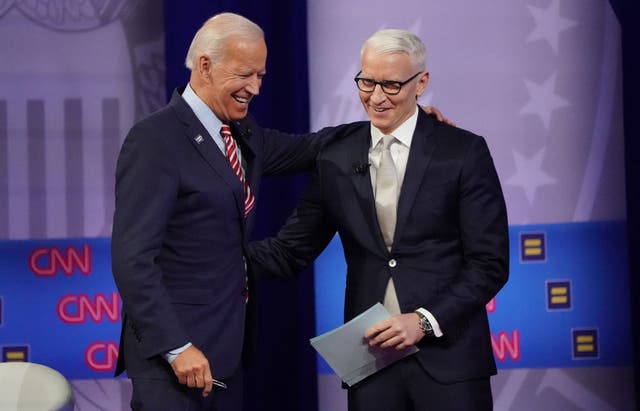 Joe Biden y Anderson Cooper fueron objeto de burlas en Twitter por romper las reglas de distanciamiento social