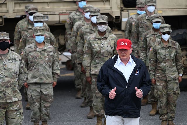Donald Trump con tropas de la Guardia Nacional en Lake Charles, Louisiana, el 29 de agosto de 2020 después de que el huracán Laura arrasara el área.