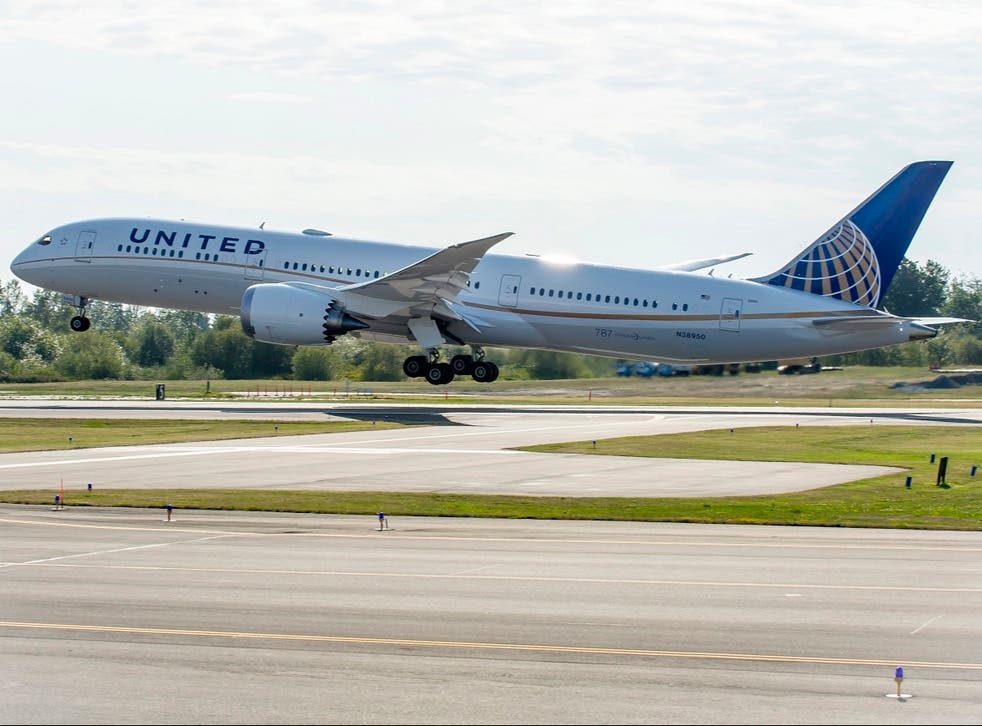 El jefe de United Airlines, Scott Kirby, dice que el negocio no volverá