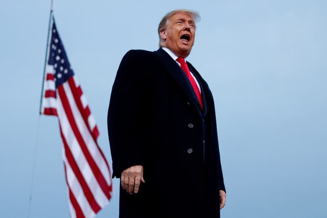 Donald Trump sugiere que intentó sobornar a TikTok.