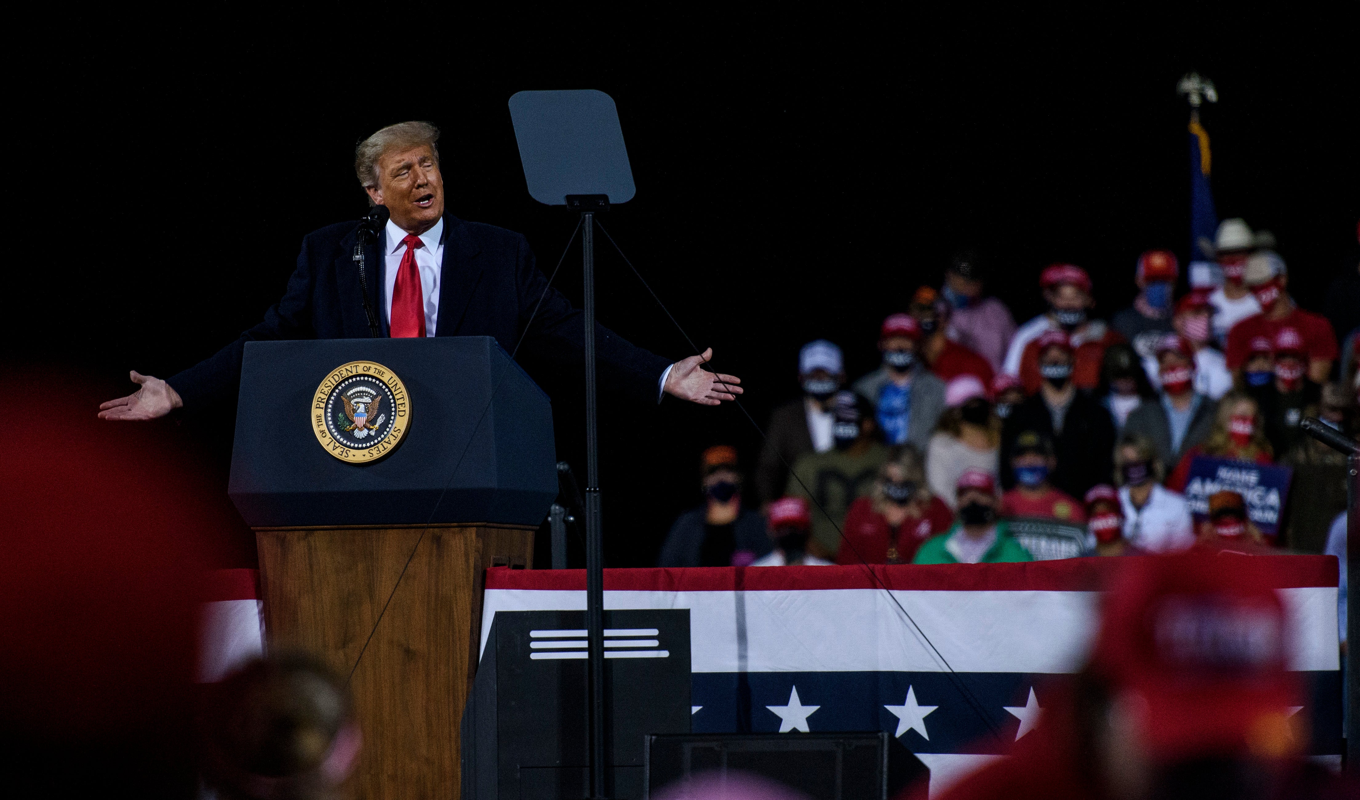 Donald Trump con sus simpatizantes el sábado.