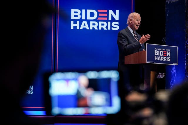 El exvicepresidente Joe Biden rindió homenaje a Ruth Bader Ginsburg antes de criticar a los líderes republicanos del Senado por su hipocresía con respecto a su reemplazo.