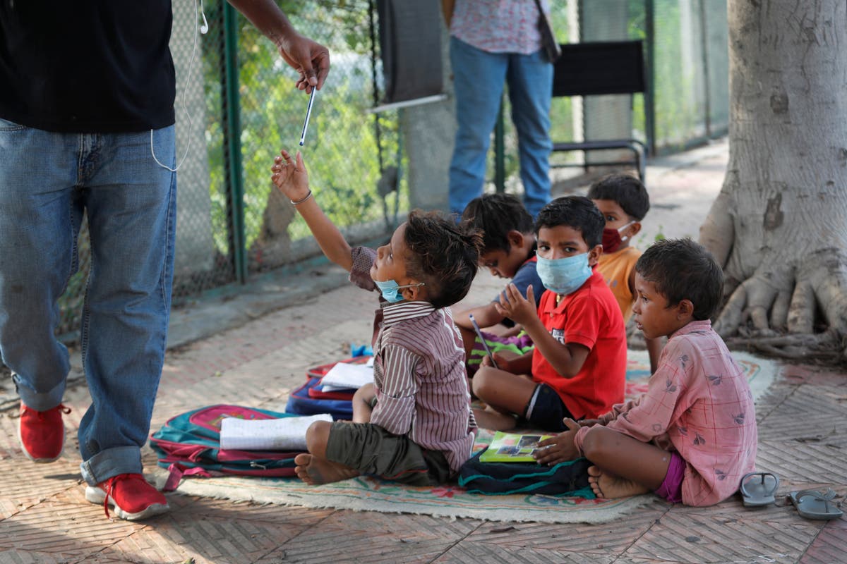 Indian couple run street-side classes for poor students