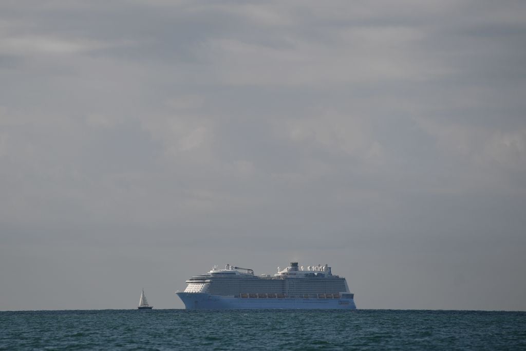 La mujer fue arrojada desde un crucero.