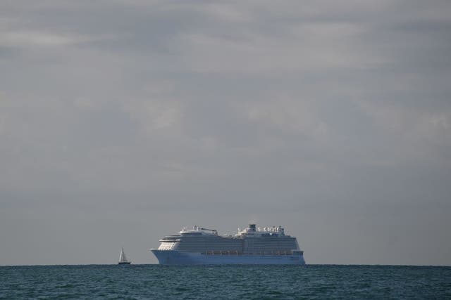 La mujer fue arrojada desde un crucero.