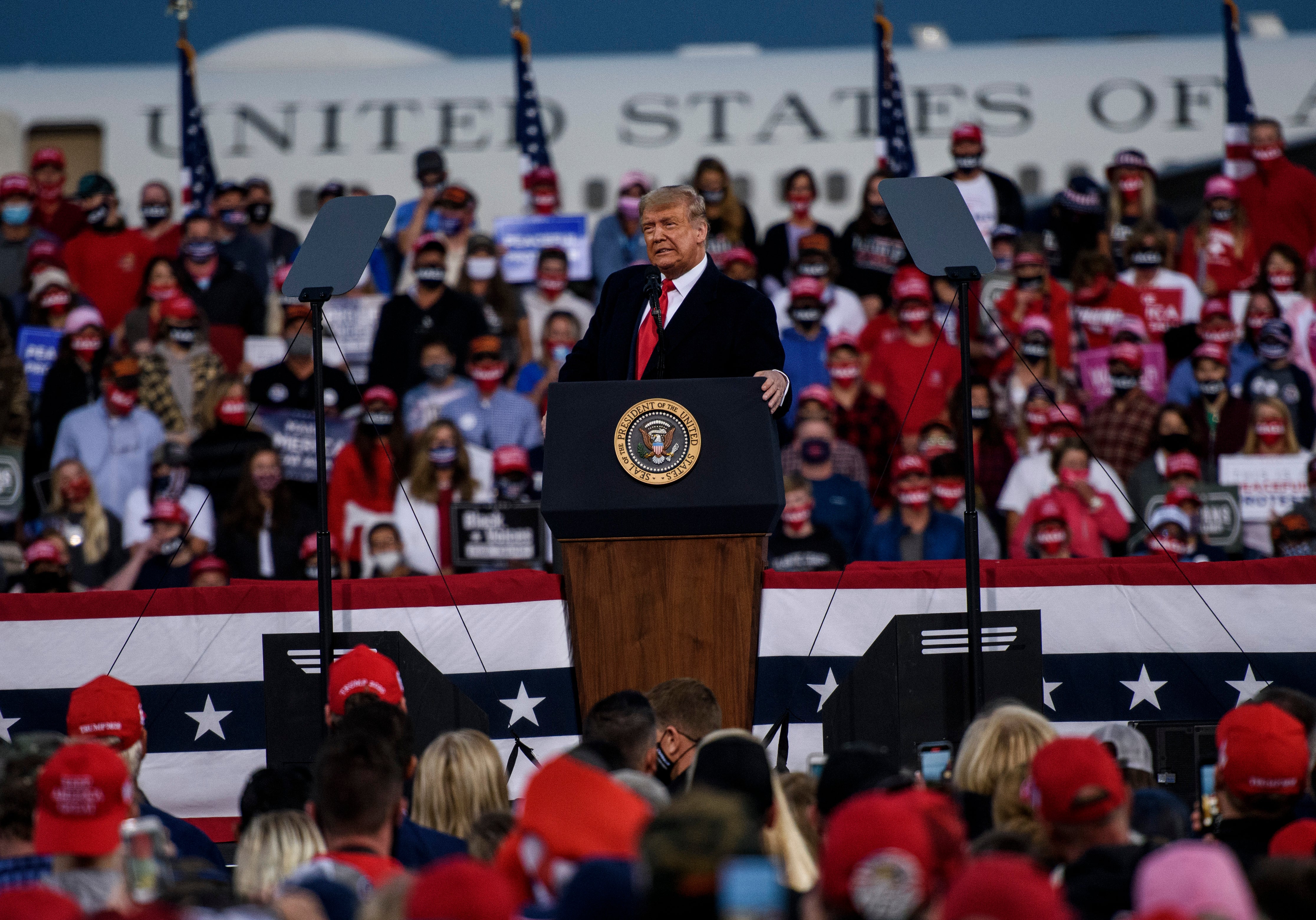 El presidente Donald Trump se dirige a una multitud en el Aeropuerto Regional de Fayetteville el 19 de septiembre de 2020 en Fayetteville, Carolina del Norte.
