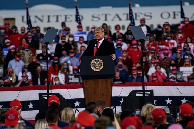 El presidente Donald Trump se dirige a una multitud en el Aeropuerto Regional de Fayetteville el 19 de septiembre de 2020 en Fayetteville, Carolina del Norte.