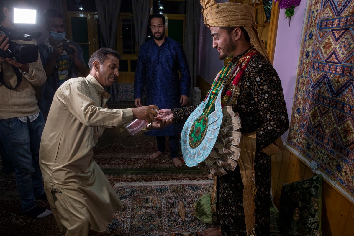 AP PHOTOS: Pandemic dampens Kashmir weddings, lavish feasts