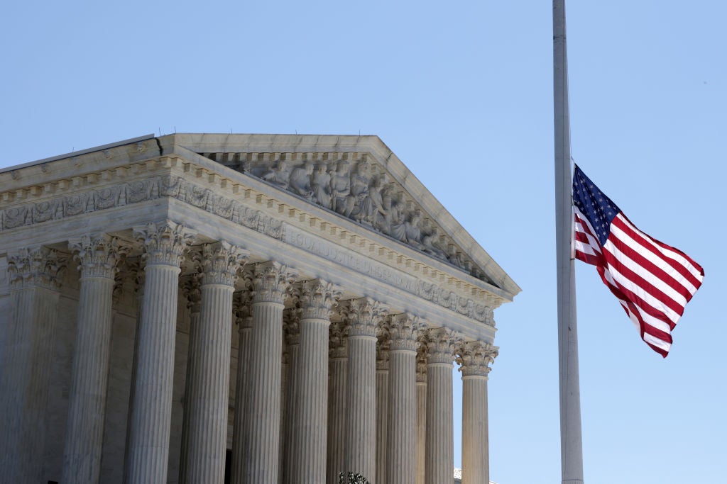La bandera afuera de la Corte Suprema de Estados Unidos ha ondeado a media asta desde la muerte el jueves de la jueza Ruth Bader Ginsburg.