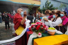 Sherpa guide who climbed Everest 10 times cremated in Nepal