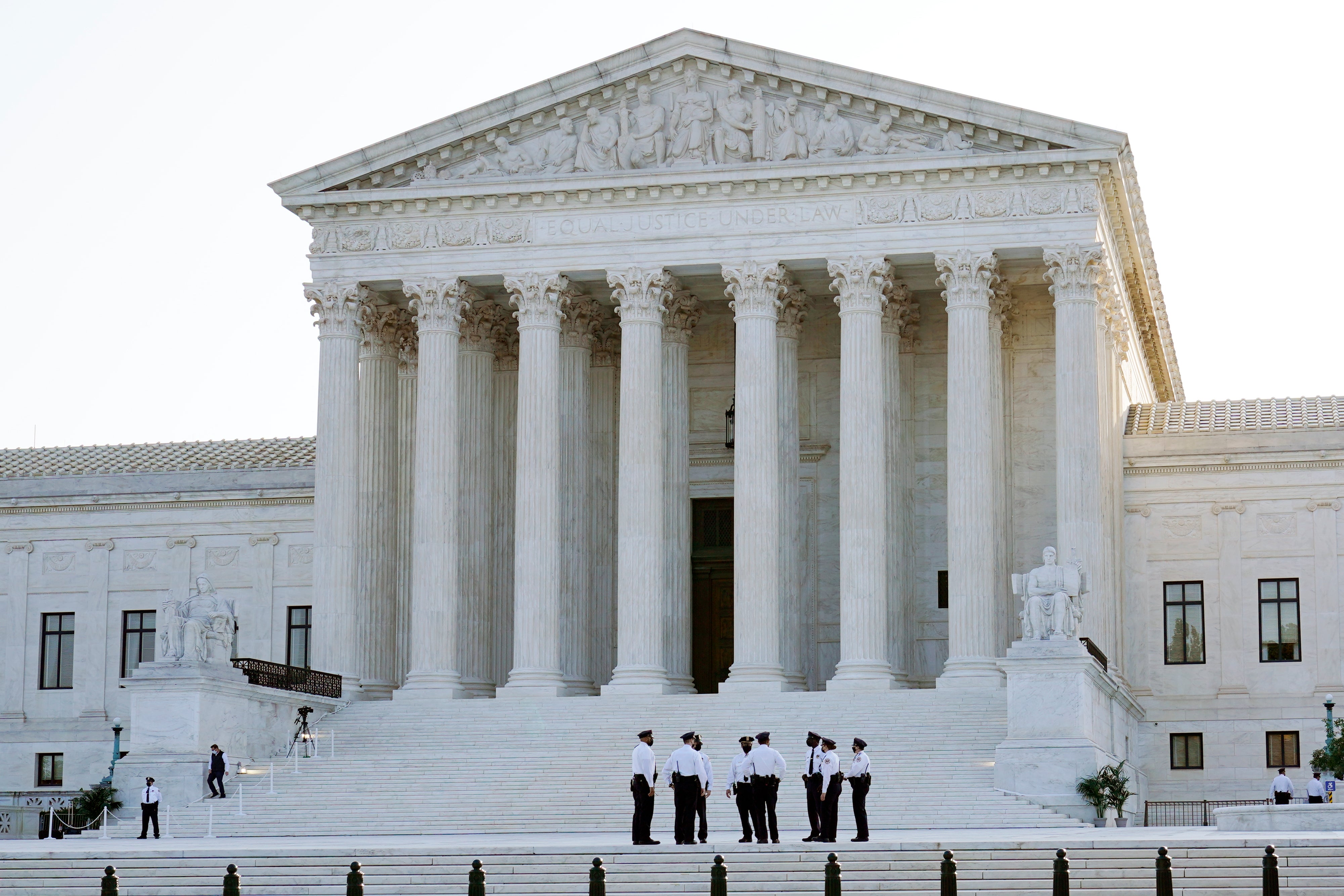 El sol sale detrás de la Corte Suprema en Washington, el miércoles 23 de septiembre de 2020, antes de una ceremonia privada y vista pública de la juez Ruth Bader Ginsburg.