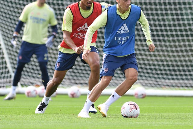 Mesut Ozil in training with William Saliba
