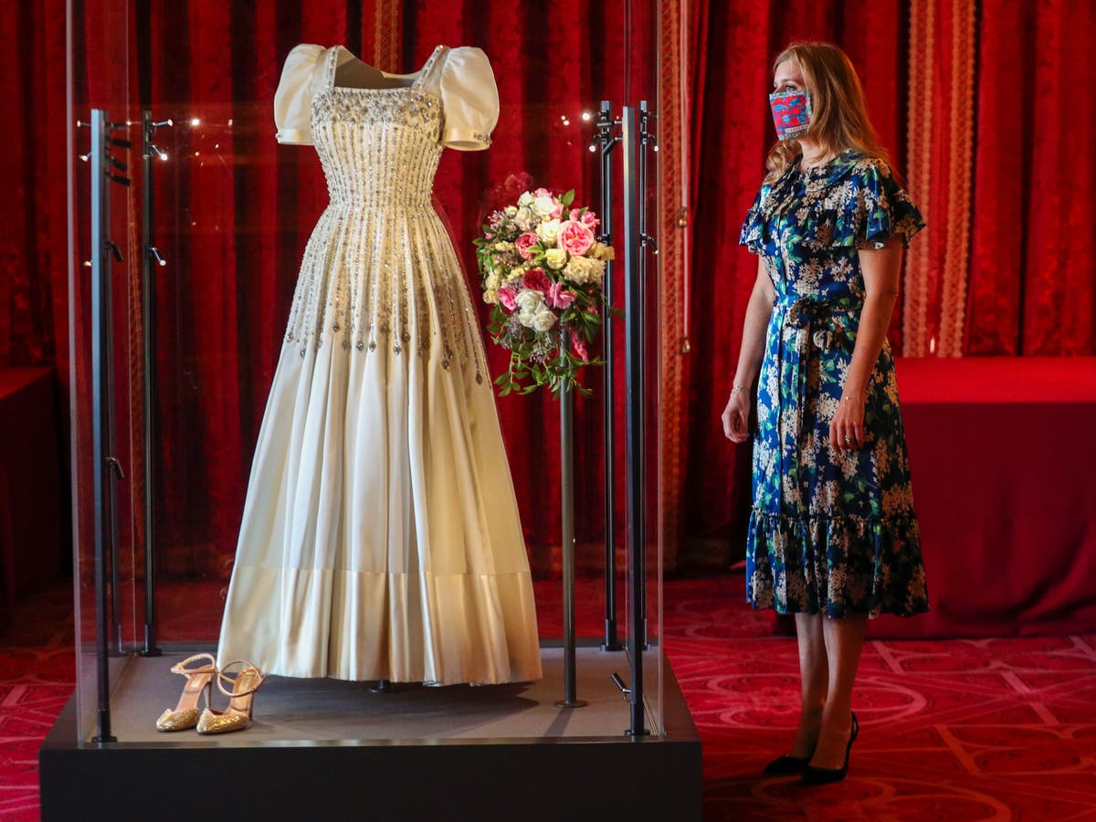 Princess Beatrice wears face mask to see her wedding dress on display at Windsor Castle