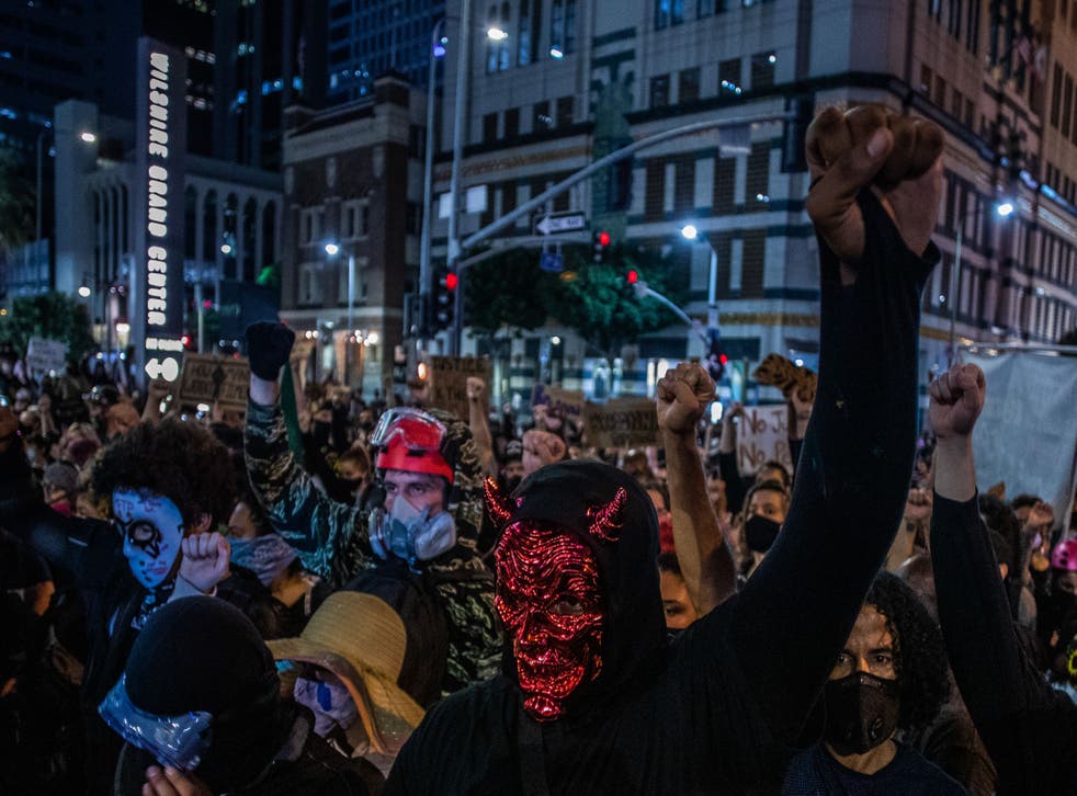 Manifestantes marchan contra la brutalidad policial.