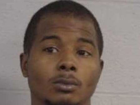 Larynzo Johnson está acusado de disparar contra dos agentes de policía durante las protestas en respuesta a un fallo judicial en el caso Breonna Taylor.