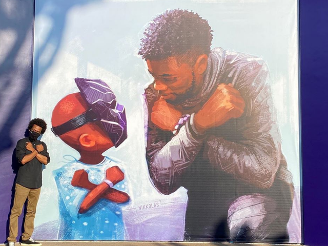 Mural de Chadwick Boseman en Disneyland por Nikkolas Smith